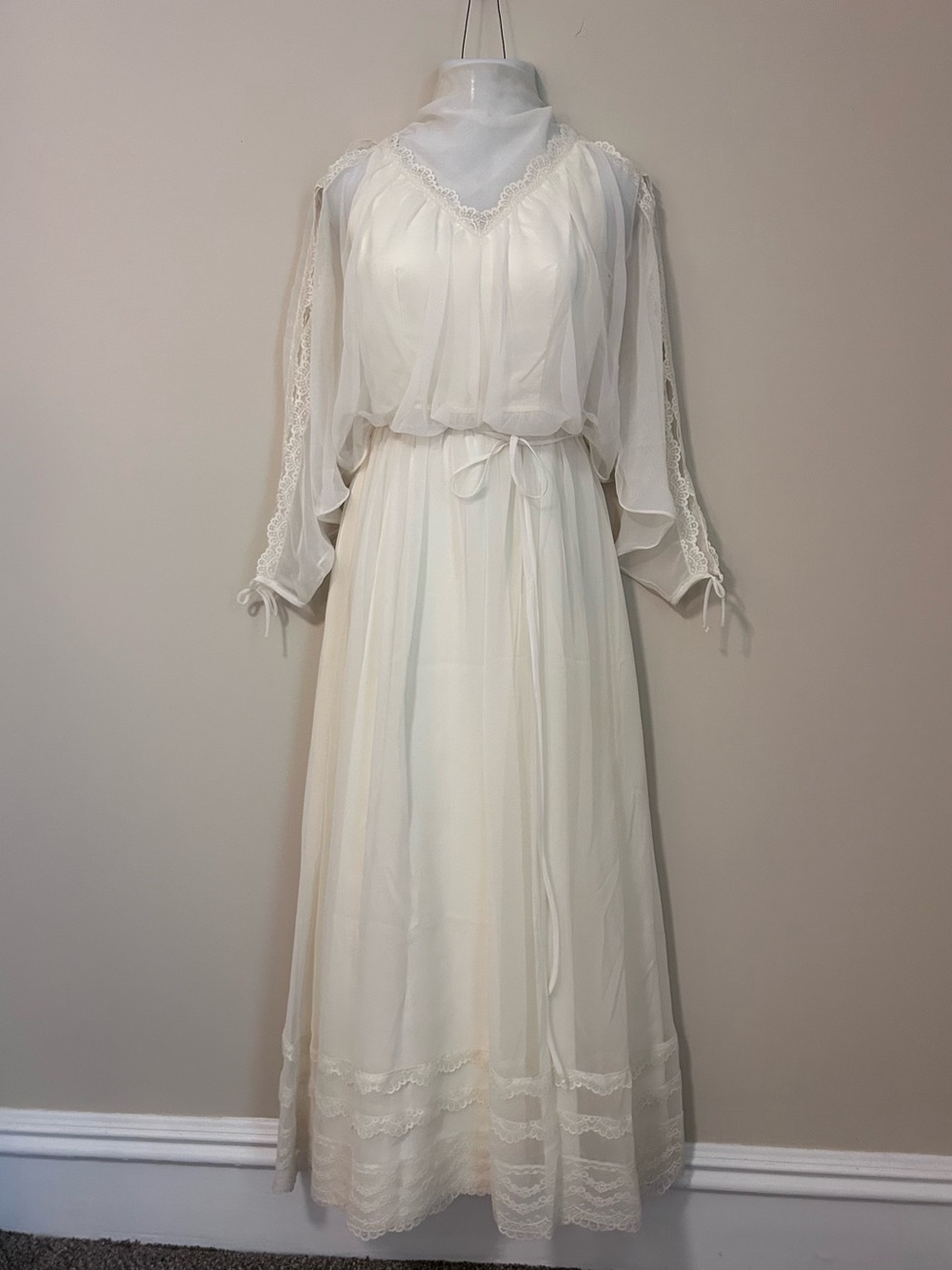 Union Made Vintage 1970s Ivory Whimsical Lace Wedding Dress Vintage Size 10